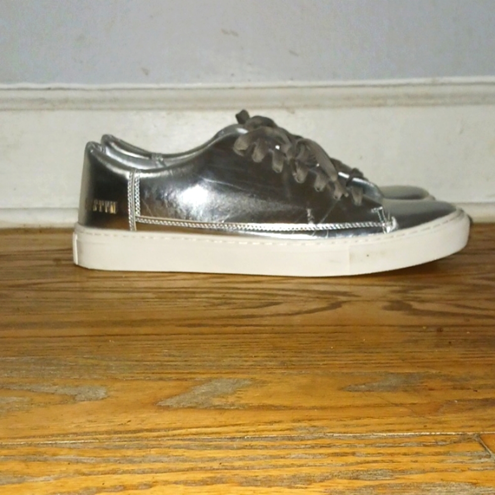 Silver low top sneaker